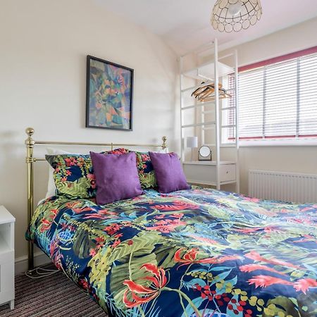 Chic 2-Bedroom Townhouse In Vibrant Abergavenny Eksteriør bilde