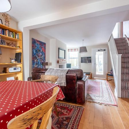 Chic 2-Bedroom Townhouse In Vibrant Abergavenny Eksteriør bilde