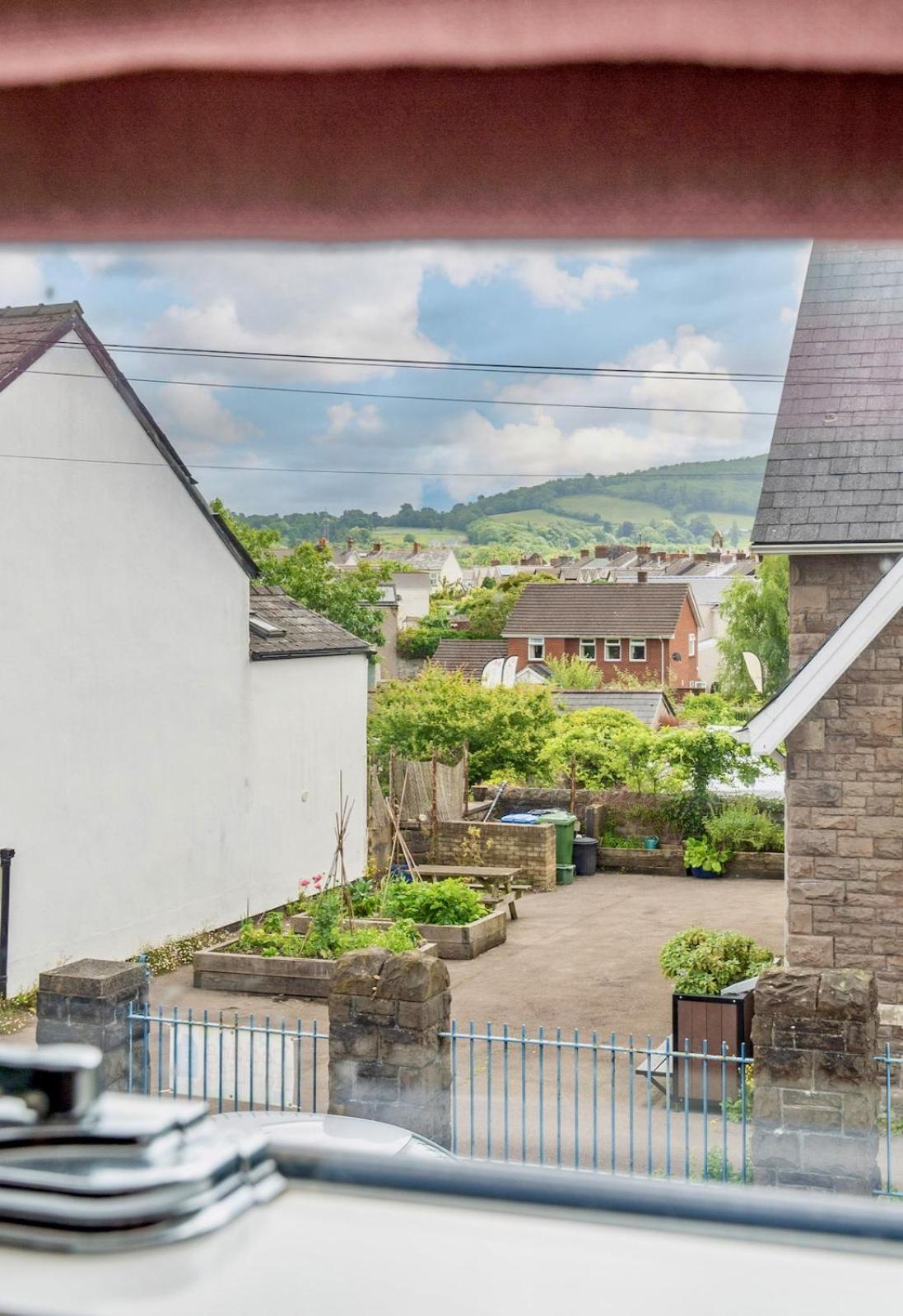 Chic 2-Bedroom Townhouse In Vibrant Abergavenny Eksteriør bilde