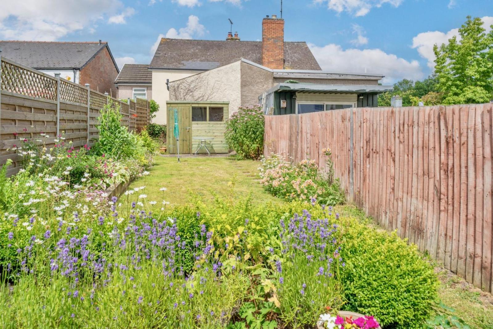 Chic 2-Bedroom Townhouse In Vibrant Abergavenny Eksteriør bilde