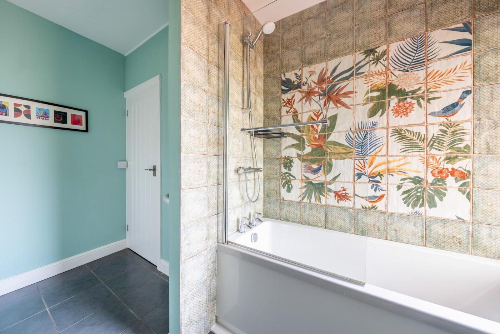 Chic 2-Bedroom Townhouse In Vibrant Abergavenny Eksteriør bilde