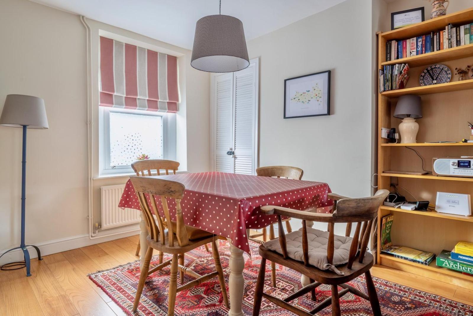 Chic 2-Bedroom Townhouse In Vibrant Abergavenny Eksteriør bilde