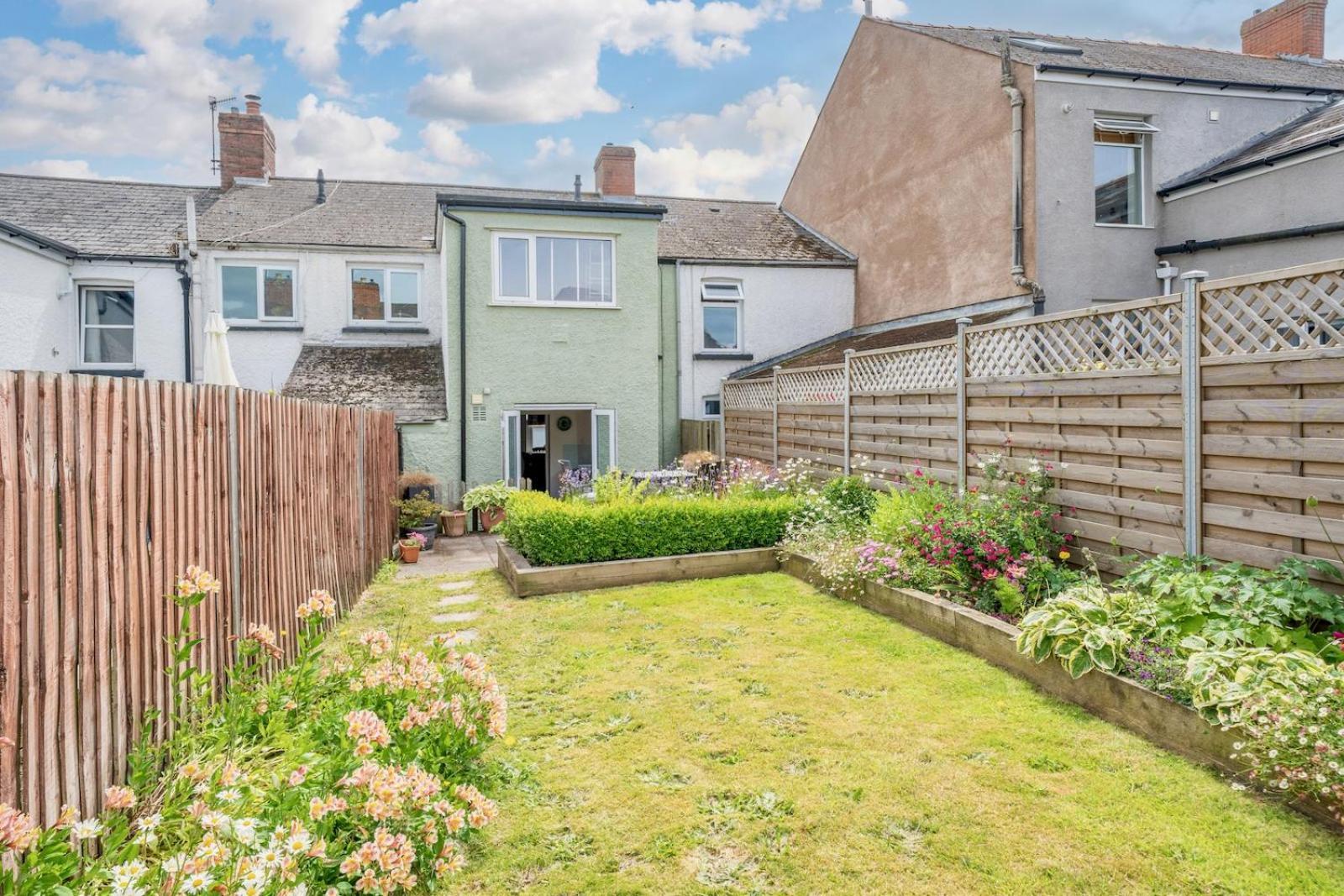 Chic 2-Bedroom Townhouse In Vibrant Abergavenny Eksteriør bilde